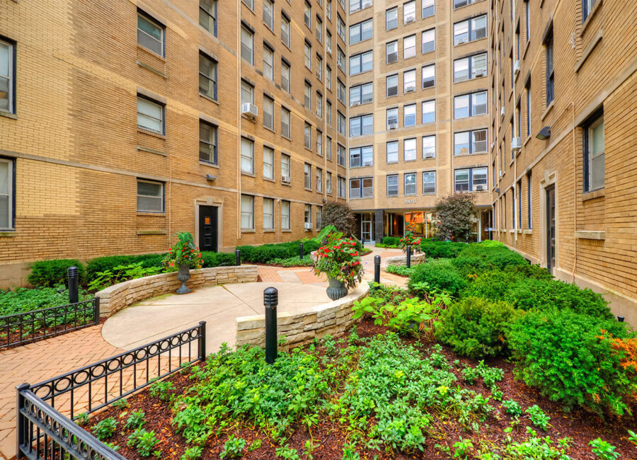 Professionally landscaped courtyard garden at 2970 North Sheridan Road apartment building