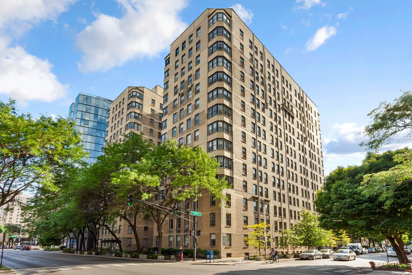 2970 N. Sheridan: Renovated Lakeview Studios-1BR Apartments